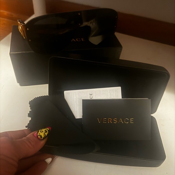 Versace Black Men’s Designer Aviator VE 4391 Medusa Sunglasses - Picture 8 of 10